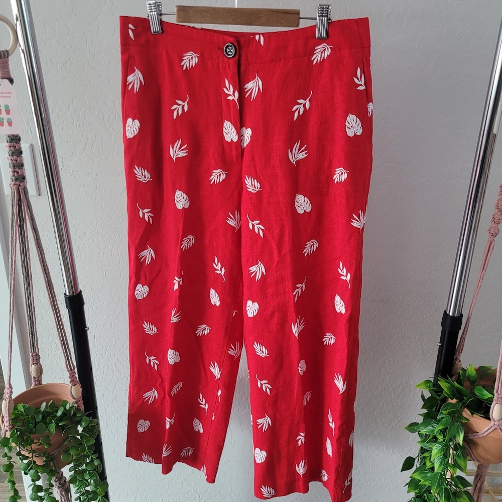 Ann Taylor The Embroidered Wide Leg Crop Pant Size 6. Red with white accent.